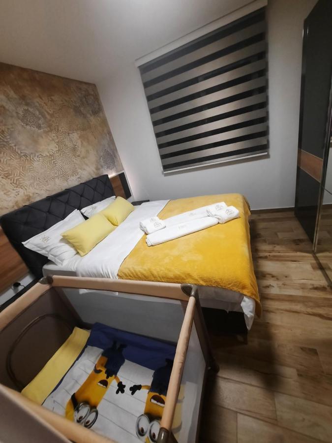 Apartman Lux-Besplatno Koriscenje Zasebne Garaze Sremska Mitrovica Exterior foto