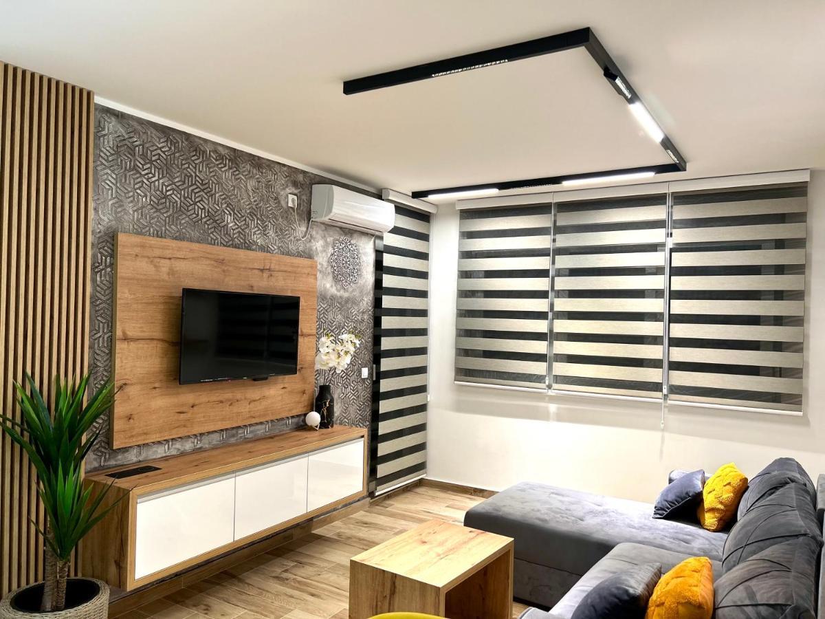 Apartman Lux-Besplatno Koriscenje Zasebne Garaze Sremska Mitrovica Exterior foto